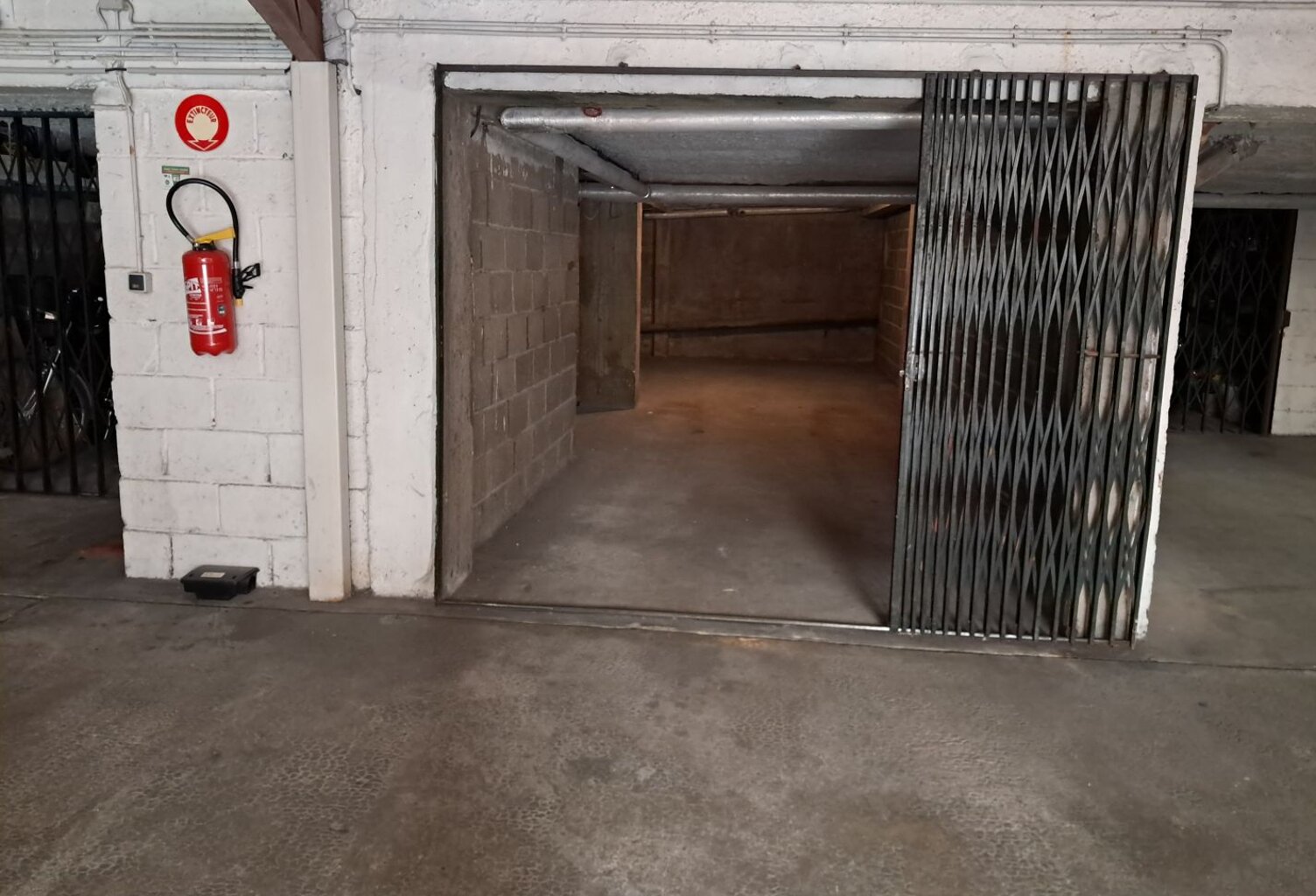 Garage — photo 1