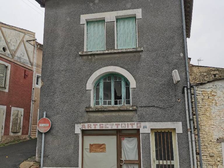 Maison à réhabiliter au coeur de Chizé — photo 1