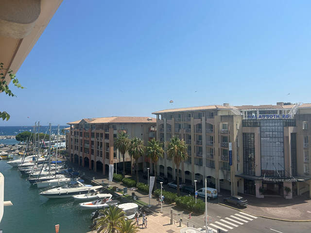 Port-fréjus en dernier étage, beau T2  avec place de parking, cave, piscine — photo du bien