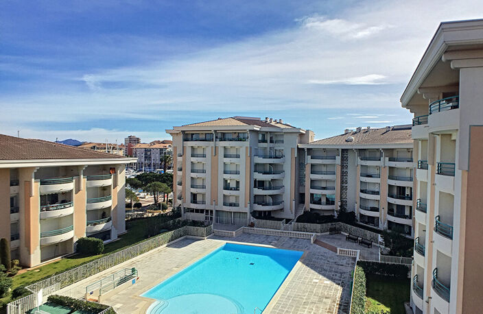 Port-fréjus en dernier étage, beau T2  avec place de parking, cave, piscine — photo 2