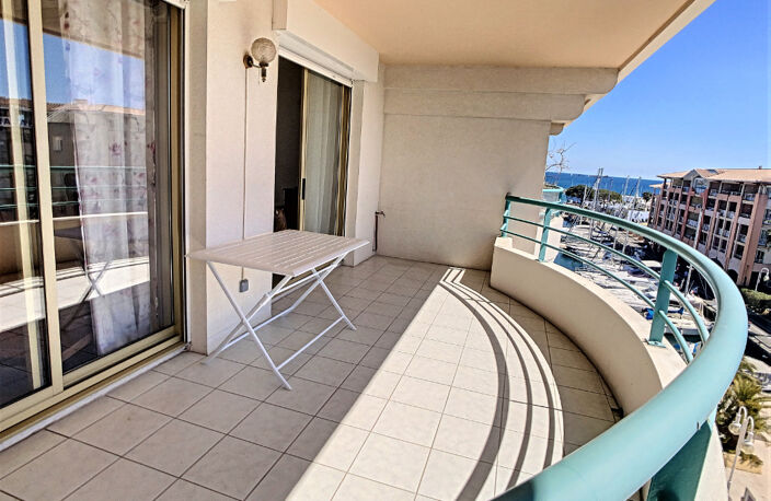 Port-fréjus en dernier étage, beau T2  avec place de parking, cave, piscine — photo 4