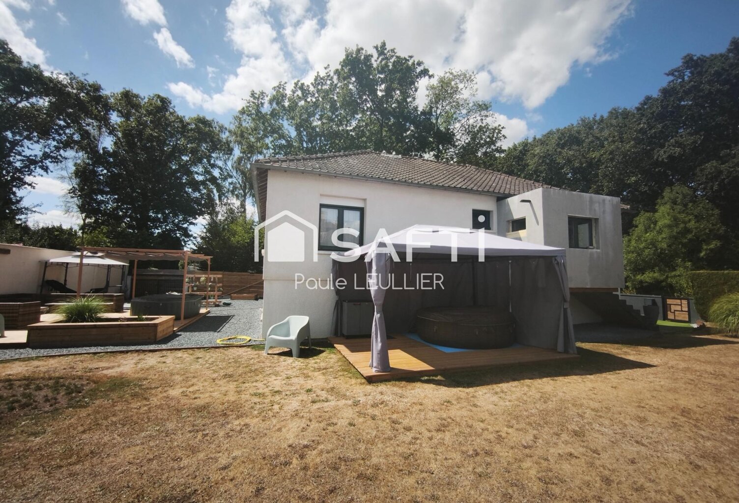 Maison atypique pleine de charme avec jardin clos sans vis-à-vis, à deux pas des écoles et commerces de La Saussay. — photo 1