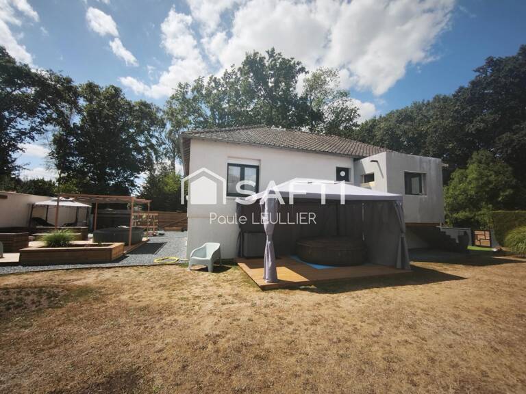 Maison atypique pleine de charme avec jardin clos sans vis-à-vis, à deux pas des écoles et commerces de La Saussay. — photo 1