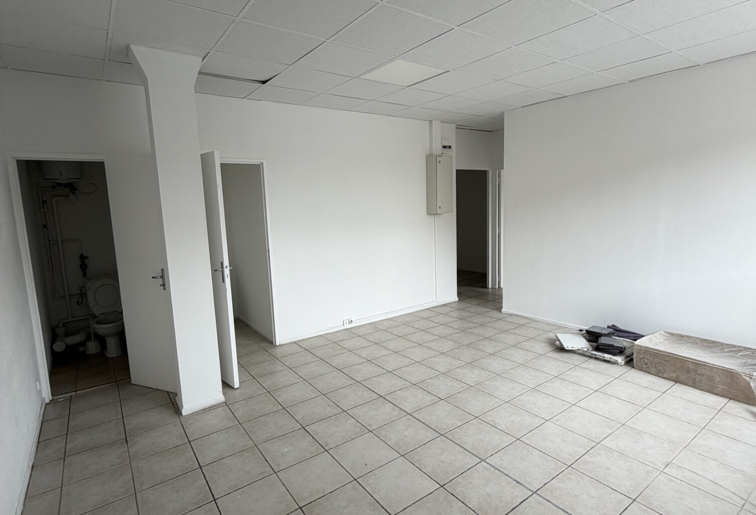 Bureaux professionnels de 85 m2   Parking privatif   Route des Milles, Aix-en-Provence — photo 1