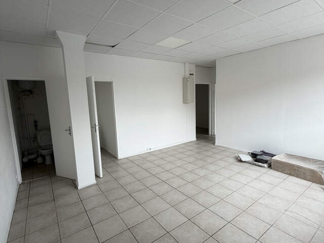 Bureaux professionnels de 85 m2   Parking privatif   Route des Milles, Aix-en-Provence — photo du bien