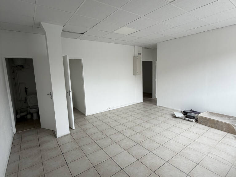 Bureaux professionnels de 85 m2   Parking privatif   Route des Milles, Aix-en-Provence — photo 1