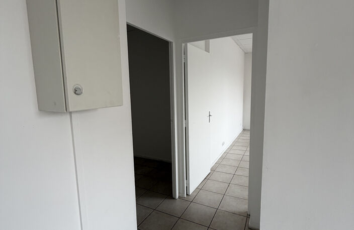 Bureaux professionnels de 85 m2   Parking privatif   Route des Milles, Aix-en-Provence — photo 2