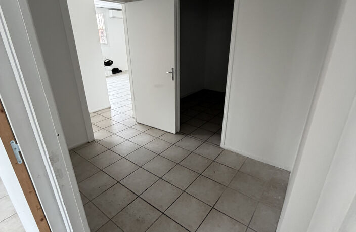 Bureaux professionnels de 85 m2   Parking privatif   Route des Milles, Aix-en-Provence — photo 3