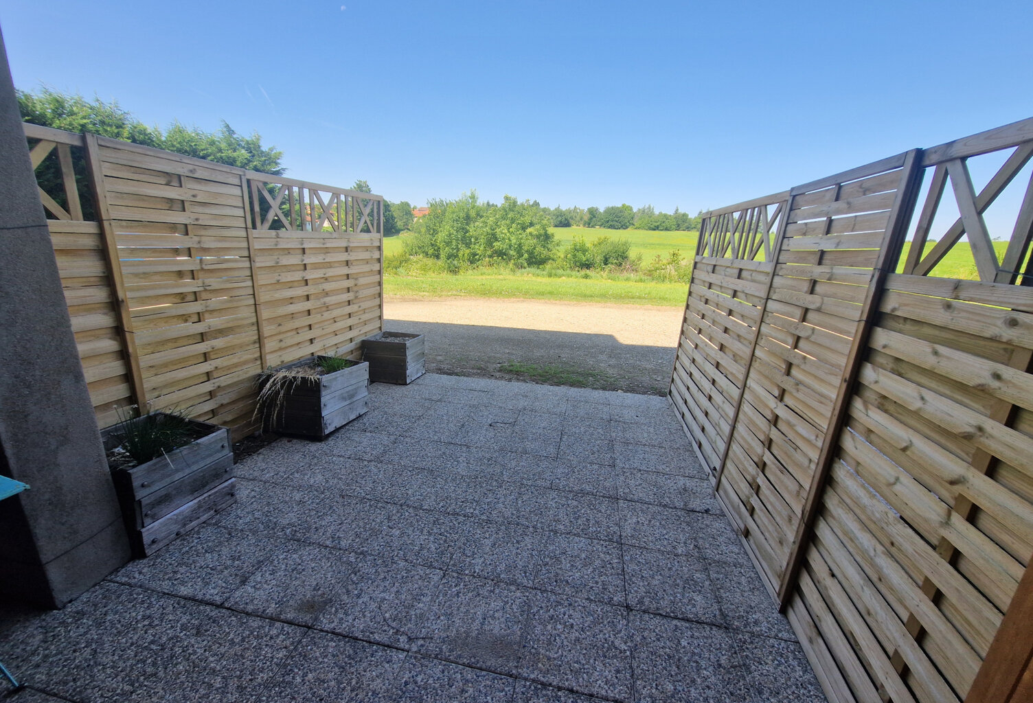 LOCATION ECULLY 69130 STUDIO MEUBLE TERRASSE PARKING PROCHE TRANSPORTS — photo 1