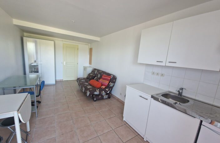 LOCATION ECULLY 69130 STUDIO MEUBLE TERRASSE PARKING PROCHE TRANSPORTS — photo 3