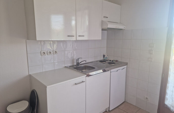 LOCATION ECULLY 69130 STUDIO MEUBLE TERRASSE PARKING PROCHE TRANSPORTS — photo 4