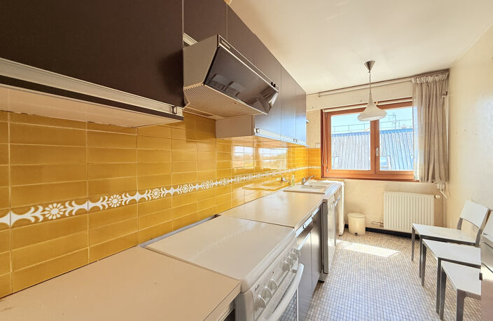 BORDEAUX SAINT-AUGUSTIN -- T4 TRAVERSANT DE 85 M2 AVEC BALCON — photo 4