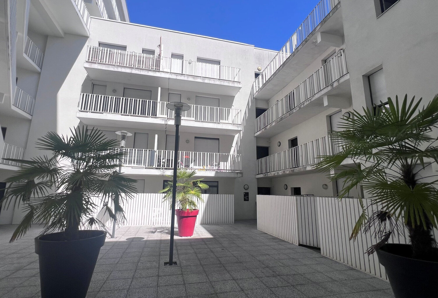 BEGLES PROCHE BOULEVARDS T3 AVEC BALCON ET PARKING SECURISE — photo 1