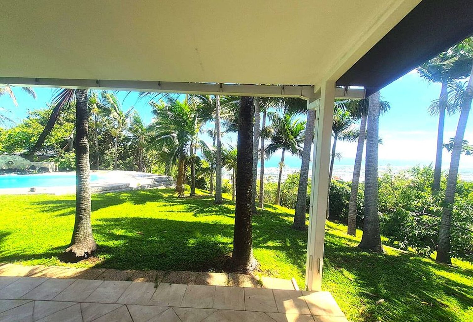 Investissement  Locatif - Villa Familiale - 265 m² - 97400 — photo 1