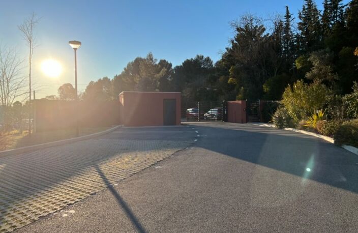 place de parking extérieure sécurisée — photo 2