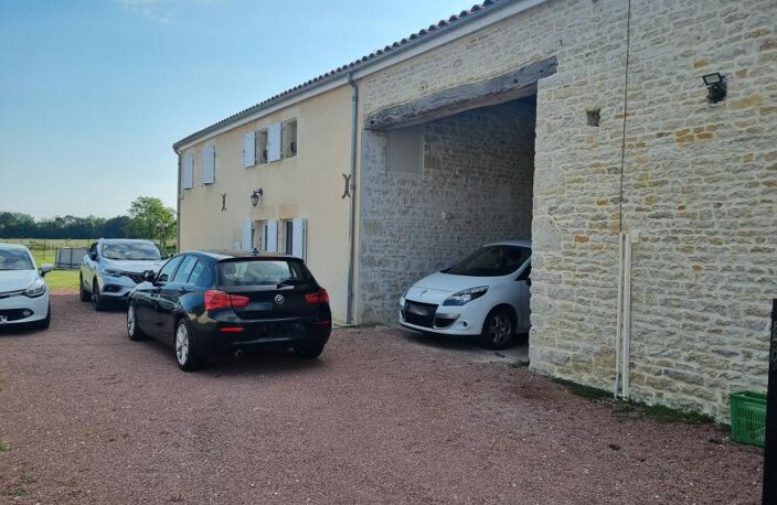 Maison en pierre, grand terrain et vie au calme — 15 min de Surgères, 10 min de Rochefort & 5 min de Tonnay-Charente — photo 2