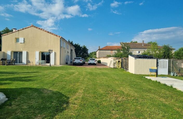 Maison en pierre, grand terrain et vie au calme — 15 min de Surgères, 10 min de Rochefort & 5 min de Tonnay-Charente — photo 3