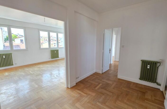 APPARTEMENT DE TYPE 3  79 M² ,  RENOVE AVEC GOUT AU 6 EME ETAGE ET AVEC ASCENSEUR - — photo 2