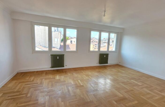 APPARTEMENT DE TYPE 3  79 M² ,  RENOVE AVEC GOUT AU 6 EME ETAGE ET AVEC ASCENSEUR - — photo 3