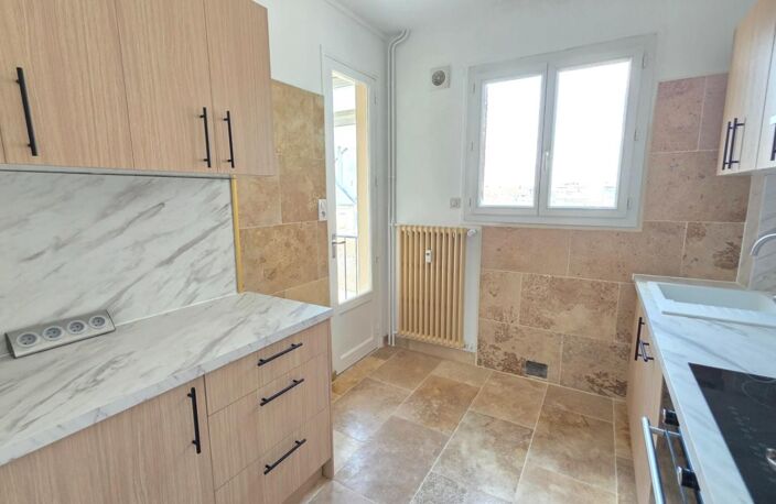 APPARTEMENT DE TYPE 3  79 M² ,  RENOVE AVEC GOUT AU 6 EME ETAGE ET AVEC ASCENSEUR - — photo 4
