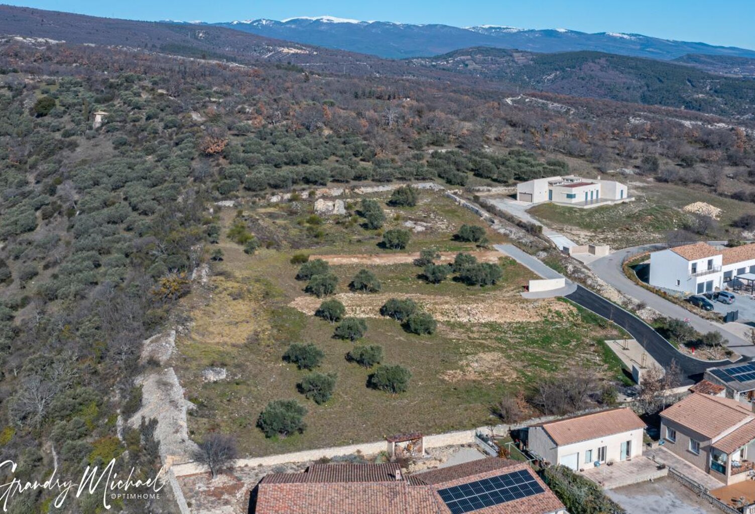 FORCALQUIER (04) – Terrain rare à bâtir, vue dominante & proximité centre, de 2 400,00 m² — photo 1