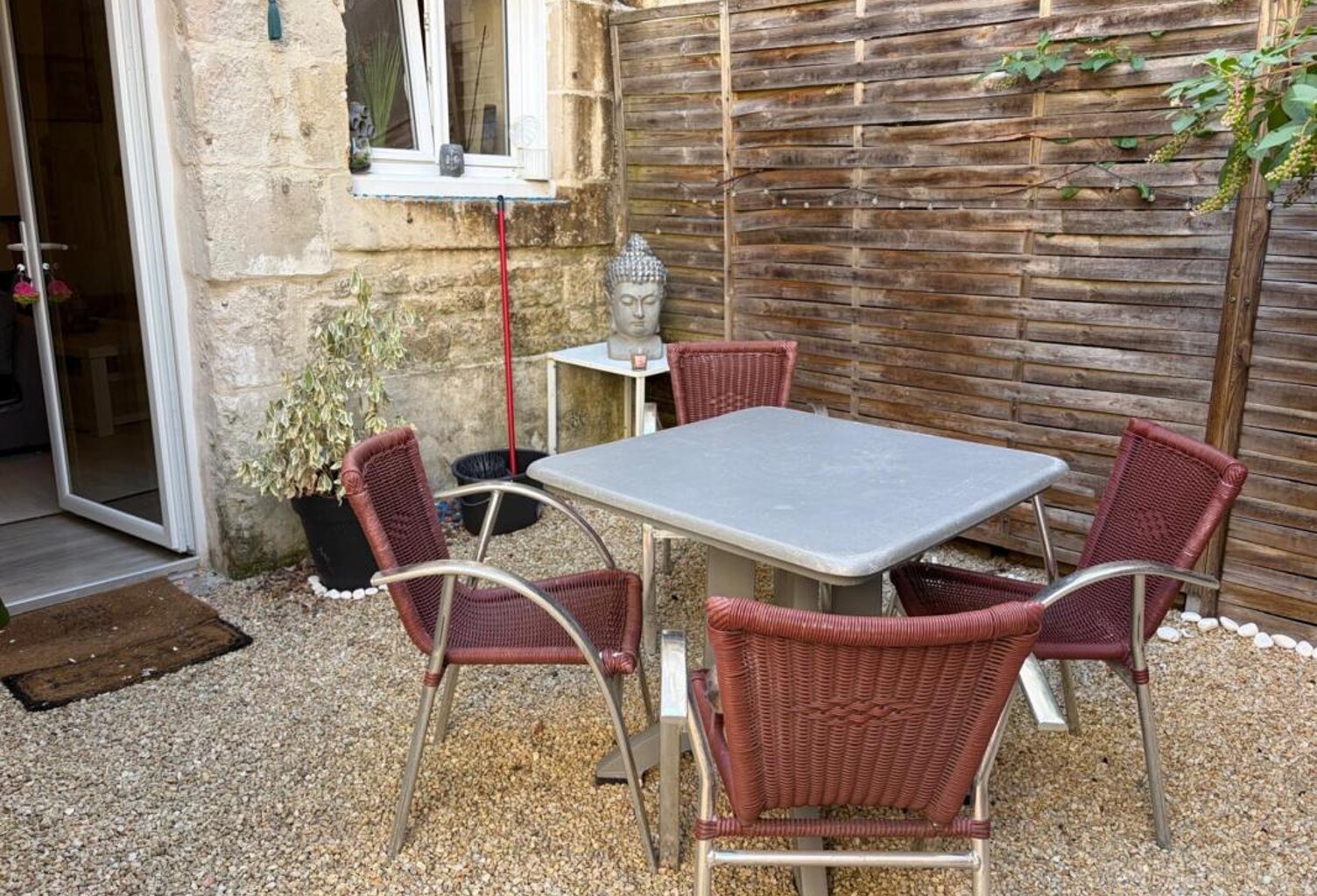 LUCON (85) COEUR DE VILLE IMMEUBLE DE RAPPORT COMPOSE DE 2 APPARTEMENTS DE TYPE T2 LOCATAIRES EN PLACE — photo 1