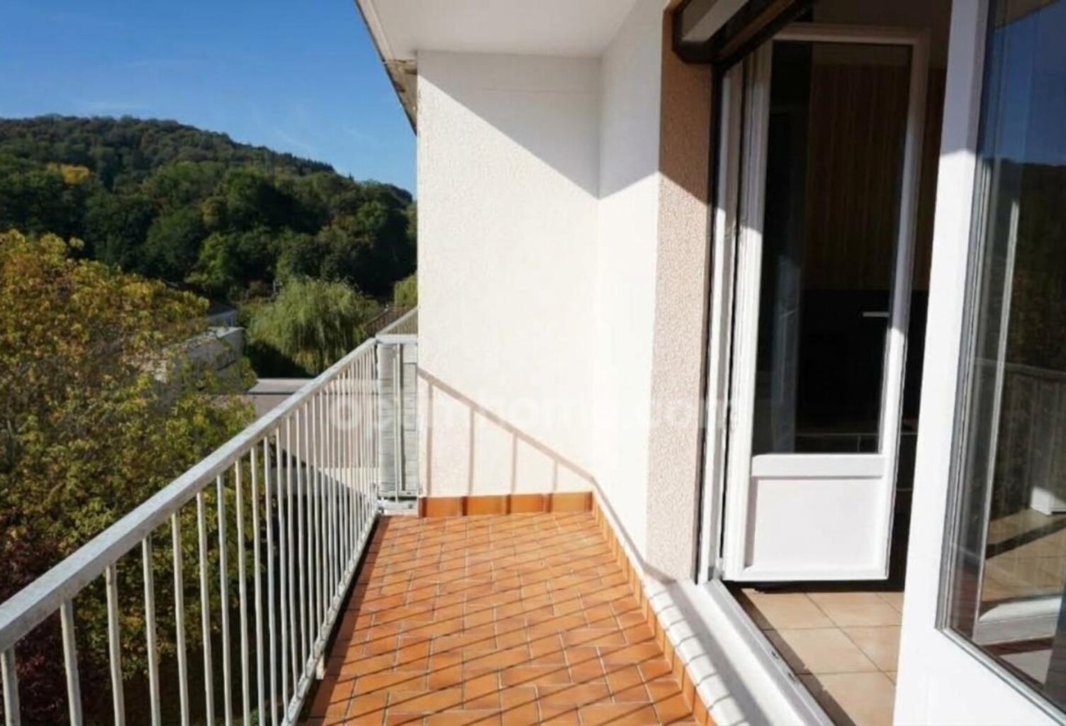 Appartement 3 pièces avec grand balcon, garage et cave à NAVENNE — photo 1