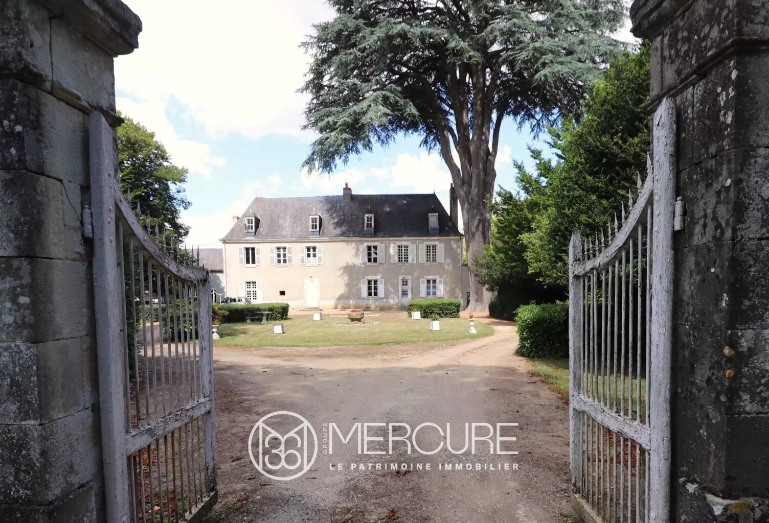 PROPRIETE A RESTAURER EN BRENNE — photo 1