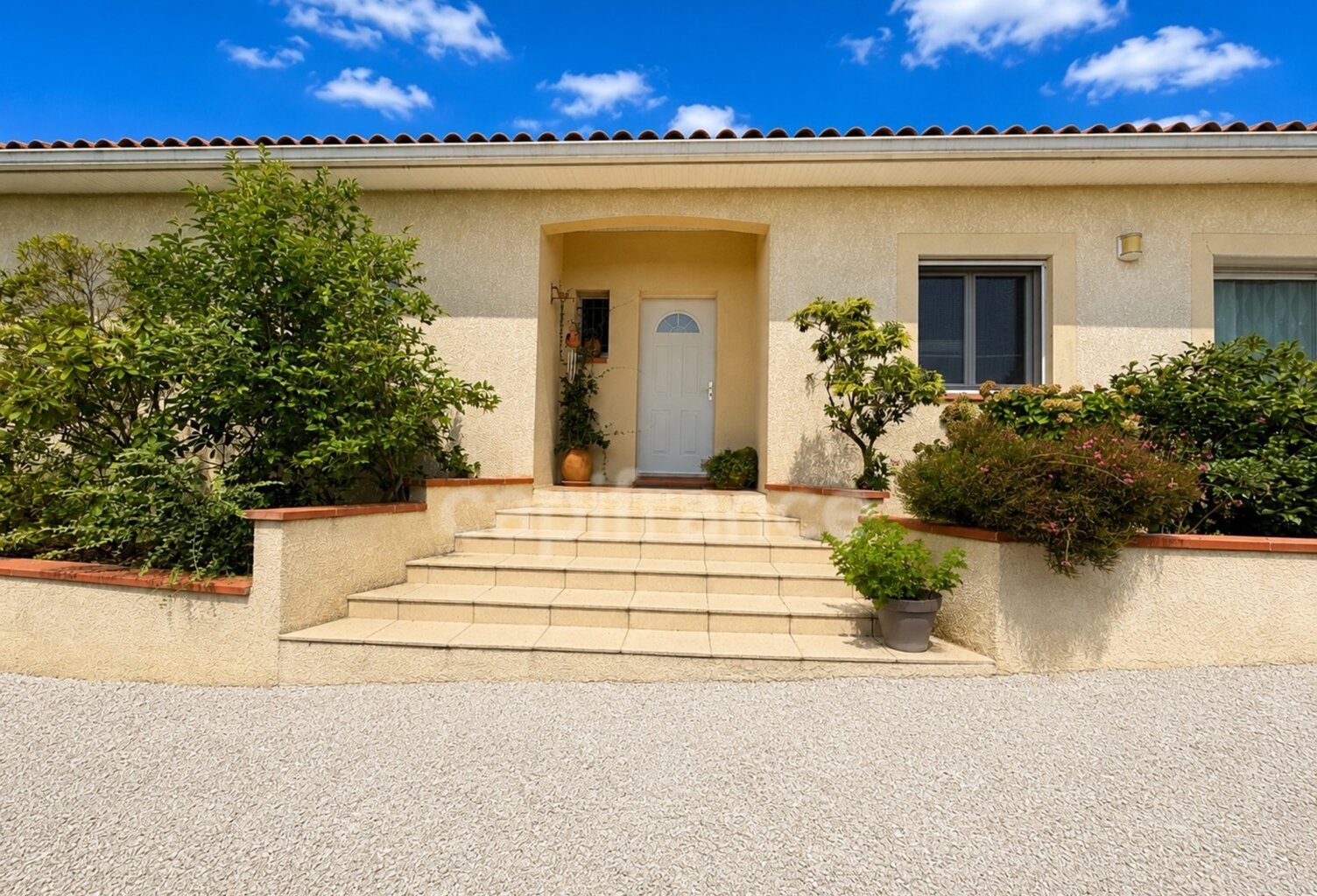 Maison de plain-pied 160 m² – 4 chambres, bureau, terrain arboré de 2 500 m² — photo 1