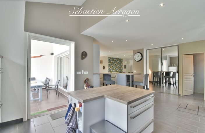VILLENEUVE-SUR-LOT – BELLE MAISON FAMILIALE RÉNOVÉE AVEC PISCINE, JARDIN ET AUCUN TRAVAUX À PRÉVOIR — photo 5