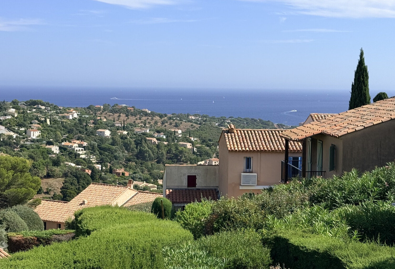 Appartement à vendre 2 pièces LES ISSAMBRES (83) VUE MER — photo 1