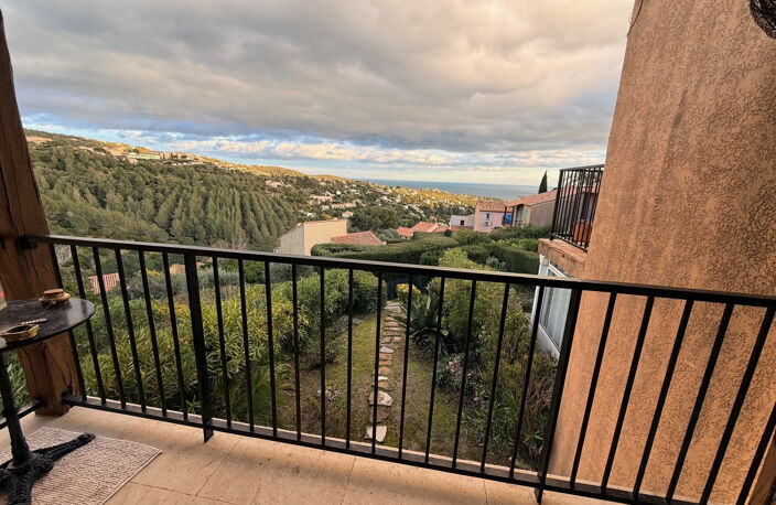 Appartement à vendre 2 pièces LES ISSAMBRES (83) VUE MER — photo 2