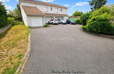 Immeuble de 3 appartements avec garages et jardins — photo du bien