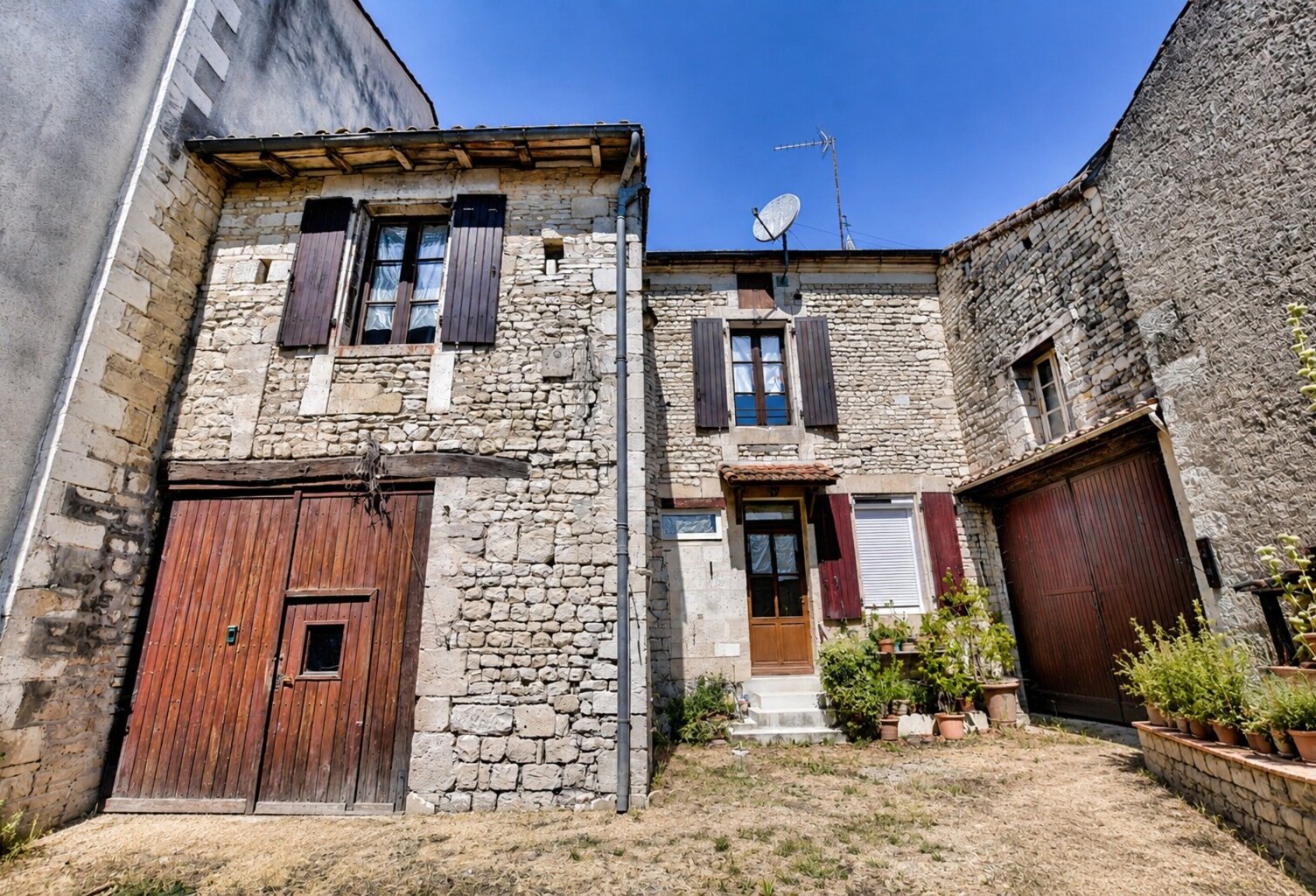 Maison de village avec grange, garage et fort potentiel d'évolution – Saint-Amant-de-Boixe — photo 1