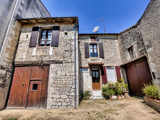 Maison de village avec grange, garage et fort potentiel d'évolution – Saint-Amant-de-Boixe — photo du bien