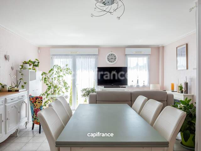 MAISON COMPRENANT 3 CHAMBRES AVEC UN GARAGE ET UN JARDIN — photo du bien