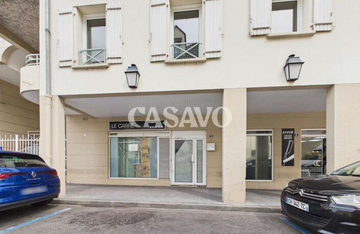 Local commercial de 77,7 m², bénéficiant d’une vitrine sur rue et d’un agencement offrant de nombreuses possibilités — photo 2
