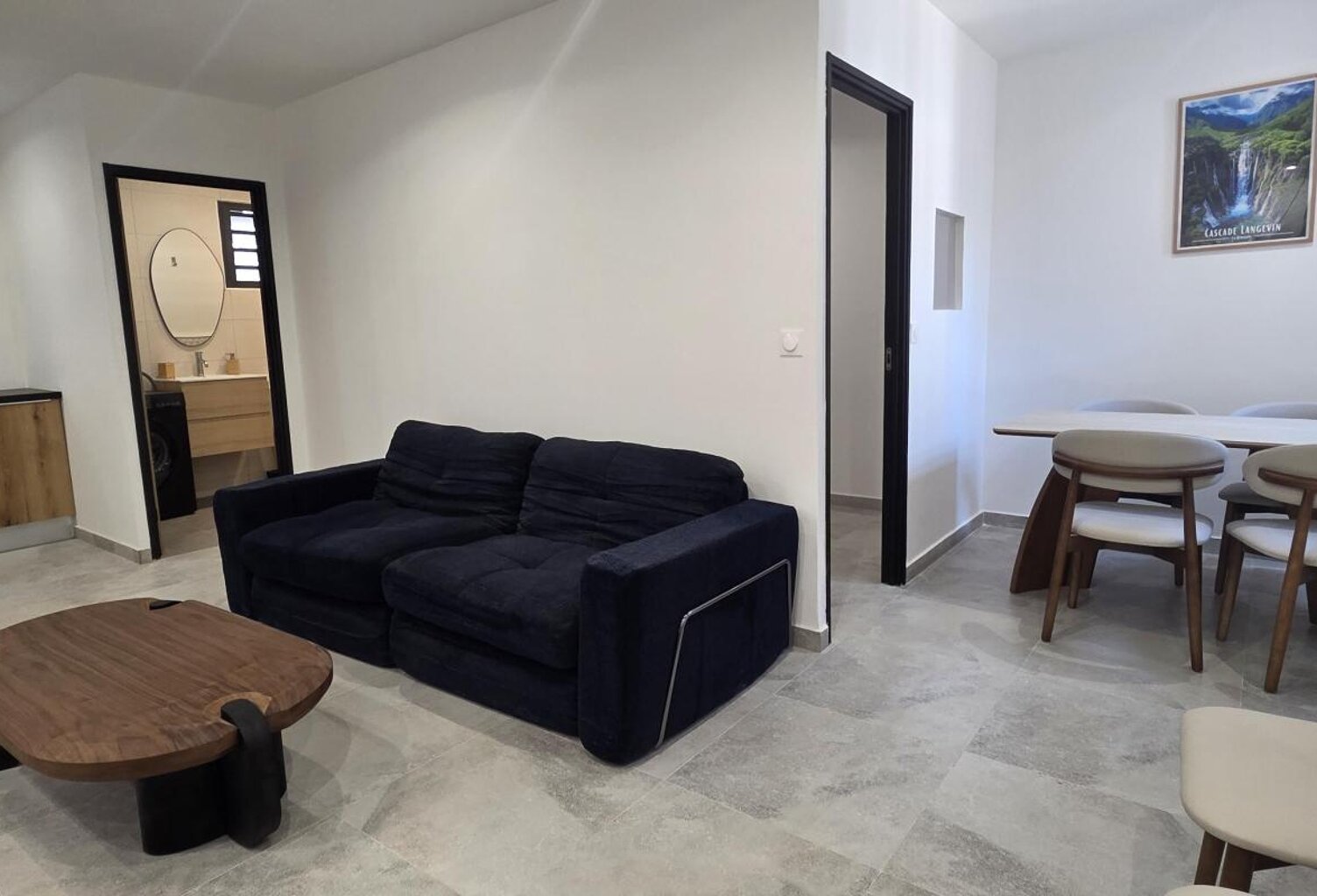 A LOUER T2 MEUBLE CENTRE VILLE DE ST PIERRE — photo 1