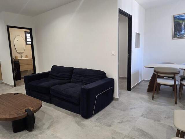 A LOUER T2 MEUBLE CENTRE VILLE DE ST PIERRE — photo du bien
