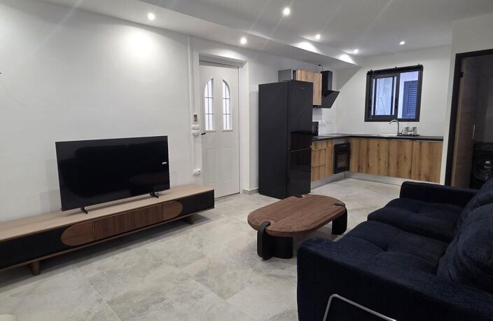 A LOUER T2 MEUBLE CENTRE VILLE DE ST PIERRE — photo 2