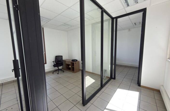 BUREAU DE 202 m² — photo 2