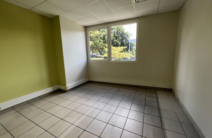 BUREAU DE 202 m² — photo 4