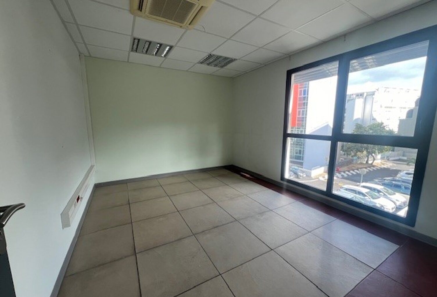 BUREAU DE 225 m² Saint-Denis — photo 1