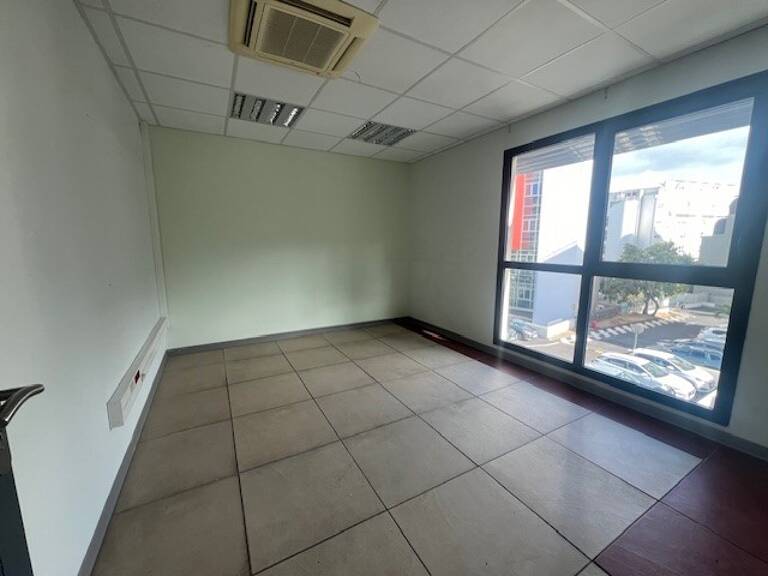 BUREAU DE 225 m² Saint-Denis — photo 1