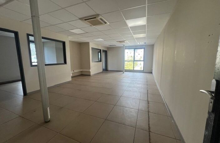 BUREAU DE 225 m² Saint-Denis — photo 2