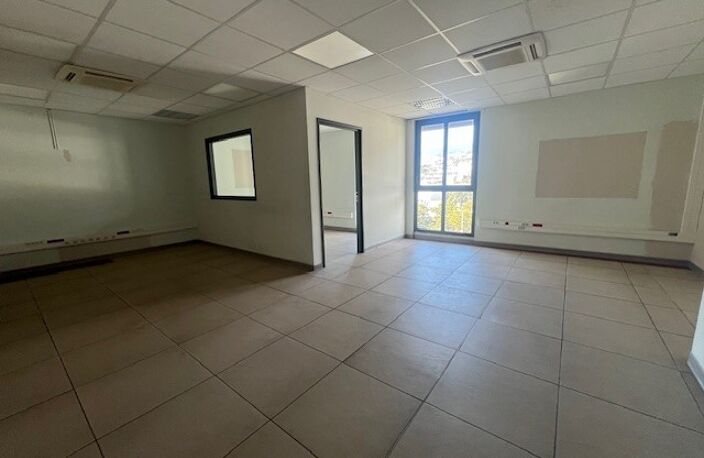 BUREAU DE 225 m² Saint-Denis — photo 3