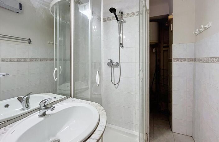 Appartement À Vendre CENTRE VILLE SAINT RAPHAEL — photo 4