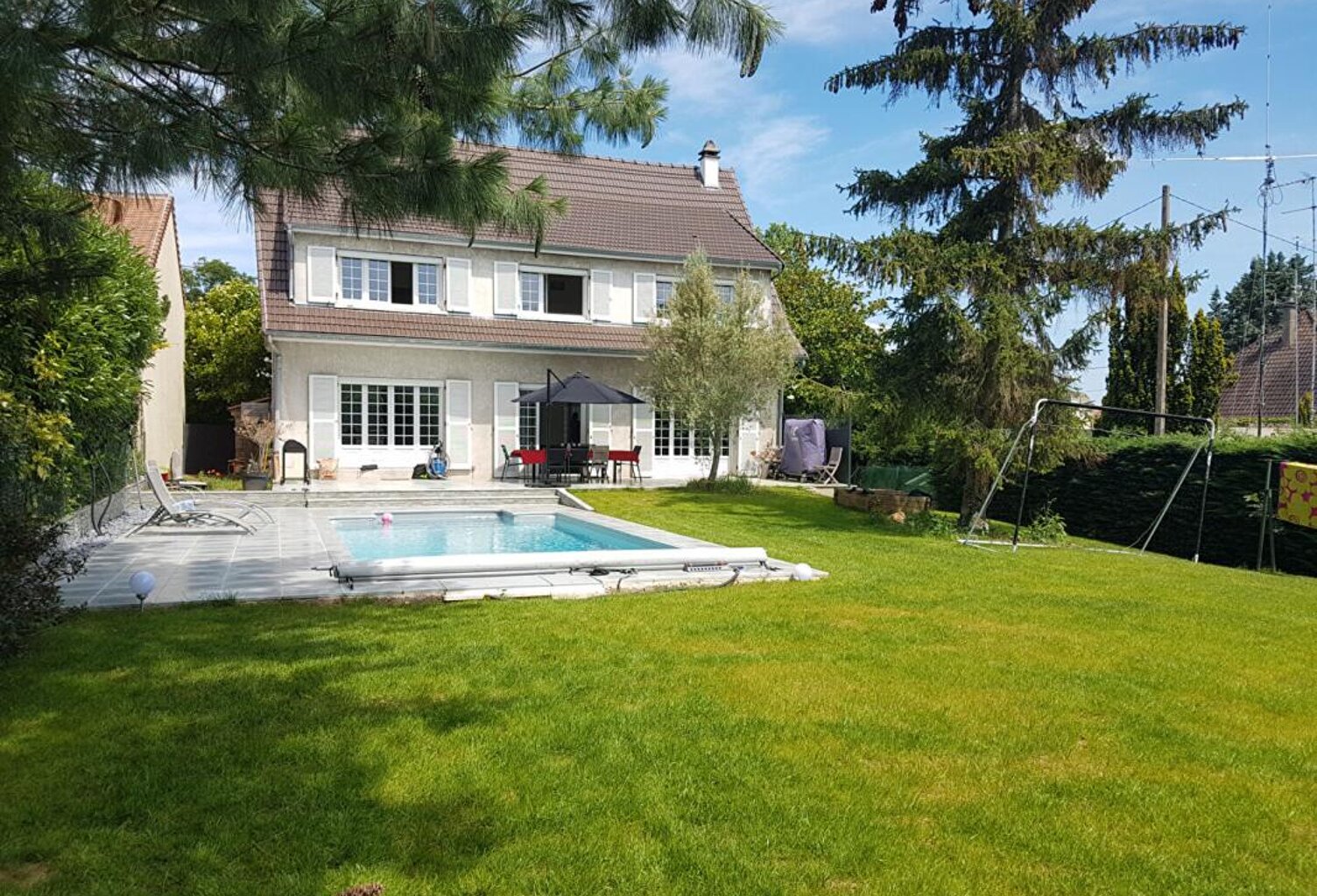 YERRES, belle maison familiale de 205 m² avec piscine, terrain plein sud et  sous sol total — photo 1