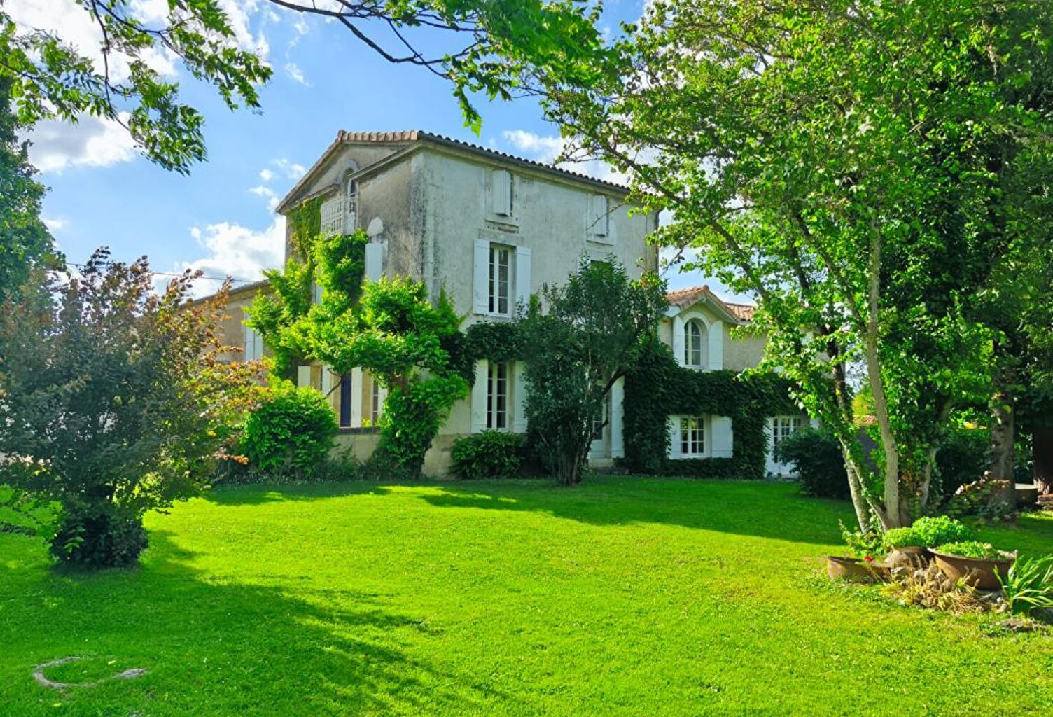 Très bel ensemble en pierre, maison d'habitation, gîte indépendant, granges, dépendances, piscine, parc clôt arboré — photo 1