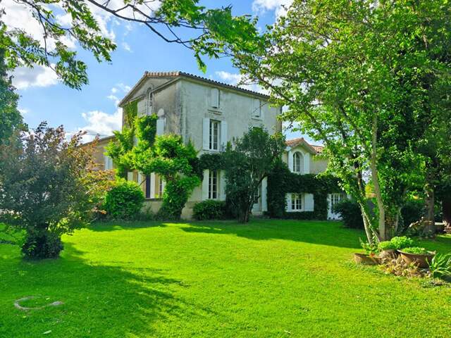 Très bel ensemble en pierre, maison d'habitation, gîte indépendant, granges, dépendances, piscine, parc clôt arboré — photo du bien